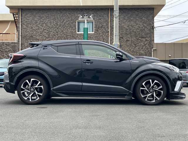 トヨタ Ｃ－ＨＲ G 静岡県 2017(平29)年 4.3万km ブラックマイカ エンジンスタートボタン/保証書/取扱説明書/パワーステアリング/パワーウィンドウ/アイドリングストップ/オートエアコン/スマートキー/クルーズコントロール/ETC2.0/純正SDナビ（CD/DVD/BT/フルセグ）/バックカメラ/ドライブレコーダー前後/純正フロアマット/ハーフレザー/D席N席シートヒーター/TRDエアロ（フロント/サイド/リア）/純正アルミホイール/ABS/横滑り防止装置/コーナーセンサー前後/レーンキープアシスト/オートライト/オートマチックハイビーム/LEDヘッドライト/BSM（ブラインドスポットモニター）/Wプラスサイドエアバック/カーテンエアバック