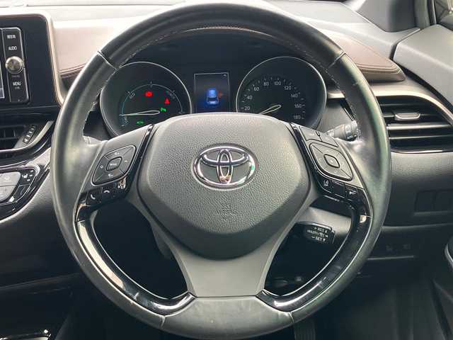 トヨタ Ｃ－ＨＲ G 静岡県 2017(平29)年 4.3万km ブラックマイカ エンジンスタートボタン/保証書/取扱説明書/パワーステアリング/パワーウィンドウ/アイドリングストップ/オートエアコン/スマートキー/クルーズコントロール/ETC2.0/純正SDナビ（CD/DVD/BT/フルセグ）/バックカメラ/ドライブレコーダー前後/純正フロアマット/ハーフレザー/D席N席シートヒーター/TRDエアロ（フロント/サイド/リア）/純正アルミホイール/ABS/横滑り防止装置/コーナーセンサー前後/レーンキープアシスト/オートライト/オートマチックハイビーム/LEDヘッドライト/BSM（ブラインドスポットモニター）/Wプラスサイドエアバック/カーテンエアバック
