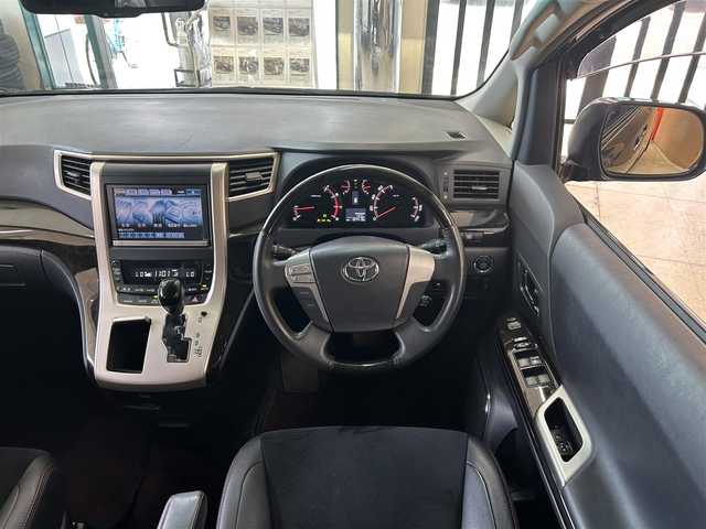 トヨタ ヴェルファイア 2．4Z ゴールデンアイズ 東京都 2012(平24)年 8.5万km ブラック 純正メーカーナビ/(CD/DVD/HDD/BT/USB/SD/フルセグTV)/純正前方ドライブレコーダー/(DRT-H68A)/バックカメラ/モデリスタエアロ/(フロント/リアアンダー)/純正フリップダウンモニター/革巻きステアリング/クルーズコントロール/コーナーセンサー/キャプテンシート/ハーフレザー/オットマン/パワーバックドア/イージークローザー/電動格納ウインカーミラー/LED/オートライト/フォグランプ/ステアリングスイッチ/横滑り防止機能/ドアバイザー/デュアルエアコン/カーテンエアバッグ/純正フロアマット/ISOFIX/新車時保証書/取扱説明書/定期点検記録簿