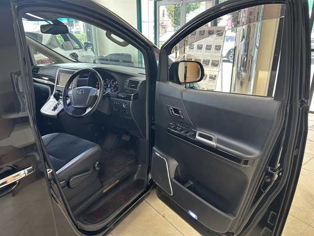 トヨタ ヴェルファイア 2．4Z ゴールデンアイズ 東京都 2012(平24)年 8.5万km ブラック 純正メーカーナビ/(CD/DVD/HDD/BT/USB/SD/フルセグTV)/純正前方ドライブレコーダー/(DRT-H68A)/バックカメラ/モデリスタエアロ/(フロント/リアアンダー)/純正フリップダウンモニター/革巻きステアリング/クルーズコントロール/コーナーセンサー/キャプテンシート/ハーフレザー/オットマン/パワーバックドア/イージークローザー/電動格納ウインカーミラー/LED/オートライト/フォグランプ/ステアリングスイッチ/横滑り防止機能/ドアバイザー/デュアルエアコン/カーテンエアバッグ/純正フロアマット/ISOFIX/新車時保証書/取扱説明書/定期点検記録簿