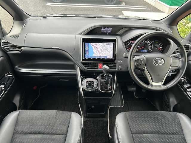 トヨタ ヴォクシー ZS 煌Ⅲ 茨城県 2020(令2)年 2.8万km ブラック 純正ＳＤナビ　/-BT/AM/FM/フルセグTV/CD/クルーズコントロール　/両側パワースライドドア　/ＥＴＣ　/ドライブレコーダー前後　/バックカメラ　/純正フリップダウンモニター　/コーナーセンサー前後　/ＬＥＤライト　/プッシュスタート/アイドリングストップ/純正16インチアルミホイール/純正フロアマット/パワーステアリング/パワーウィンドウ/禁煙車