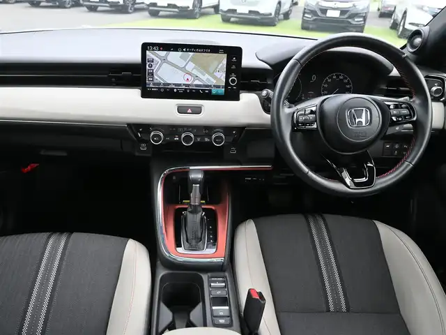 ホンダ ヴェゼル ハイブリッド e:HEV PLaY 千葉県 2021(令3)年 1.7万km プレミアムサンライトホワイトパール ホンダセンシング/・衝突軽減ブレーキ（CMBS）/・車線維持支援システム（LKAS）/・アダプティブクルーズコントロール（ACC）/・後方誤発進抑制機能/・誤発進抑制機能/・ブラインドスポットインフォメーション/サンルーフ/パワーバックドア/ハーフレザーシート/前席シートヒーター/9インチ純正コネクトナビ/地デジTV/【Bluetooth接続】/マルチビューカメラシステム/ドライブレコーダー（前後撮影）/ワイヤレス充電/ステアリングヒーター/ステアリングスイッチ/パドルシフト/ETC（2.0）/LEDヘッドライト/LEDフォグライト/コーナーセンサー/純正18インチアルミホイル/サイド/カーテンエアバッグ/Honda スマートキー