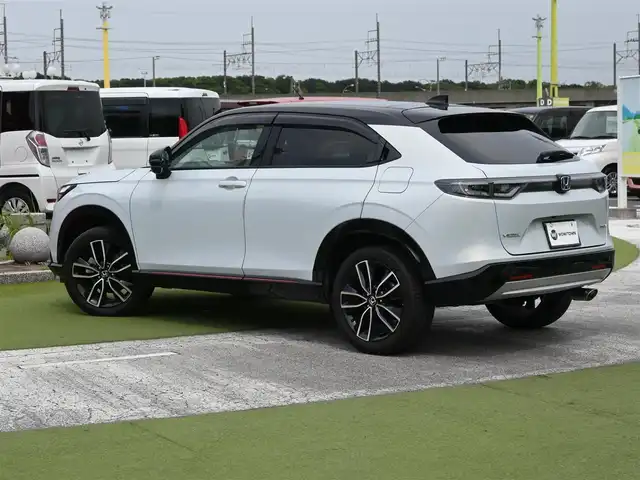 ホンダ ヴェゼル ハイブリッド e:HEV PLaY 千葉県 2021(令3)年 1.7万km プレミアムサンライトホワイトパール ホンダセンシング/・衝突軽減ブレーキ（CMBS）/・車線維持支援システム（LKAS）/・アダプティブクルーズコントロール（ACC）/・後方誤発進抑制機能/・誤発進抑制機能/・ブラインドスポットインフォメーション/サンルーフ/パワーバックドア/ハーフレザーシート/前席シートヒーター/9インチ純正コネクトナビ/地デジTV/【Bluetooth接続】/マルチビューカメラシステム/ドライブレコーダー（前後撮影）/ワイヤレス充電/ステアリングヒーター/ステアリングスイッチ/パドルシフト/ETC（2.0）/LEDヘッドライト/LEDフォグライト/コーナーセンサー/純正18インチアルミホイル/サイド/カーテンエアバッグ/Honda スマートキー