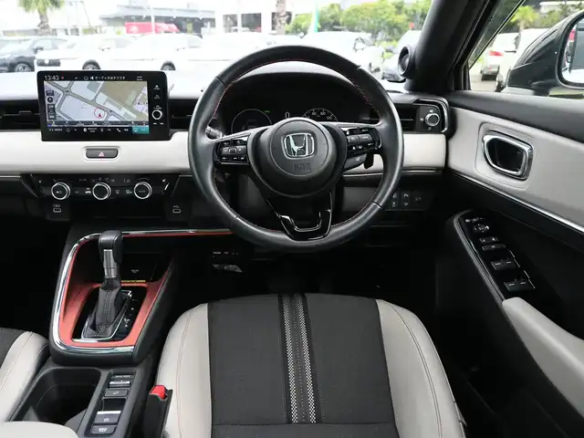 ホンダ ヴェゼル ハイブリッド e:HEV PLaY 千葉県 2021(令3)年 1.7万km プレミアムサンライトホワイトパール ホンダセンシング/・衝突軽減ブレーキ（CMBS）/・車線維持支援システム（LKAS）/・アダプティブクルーズコントロール（ACC）/・後方誤発進抑制機能/・誤発進抑制機能/・ブラインドスポットインフォメーション/サンルーフ/パワーバックドア/ハーフレザーシート/前席シートヒーター/9インチ純正コネクトナビ/地デジTV/【Bluetooth接続】/マルチビューカメラシステム/ドライブレコーダー（前後撮影）/ワイヤレス充電/ステアリングヒーター/ステアリングスイッチ/パドルシフト/ETC（2.0）/LEDヘッドライト/LEDフォグライト/コーナーセンサー/純正18インチアルミホイル/サイド/カーテンエアバッグ/Honda スマートキー