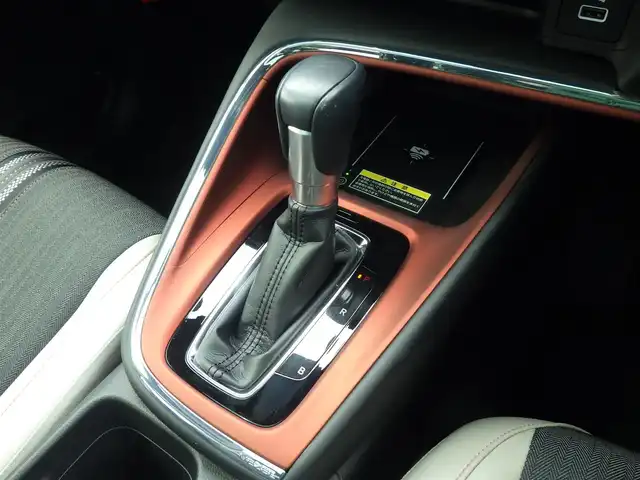 ホンダ ヴェゼル ハイブリッド e:HEV PLaY 千葉県 2021(令3)年 1.7万km プレミアムサンライトホワイトパール ホンダセンシング/・衝突軽減ブレーキ（CMBS）/・車線維持支援システム（LKAS）/・アダプティブクルーズコントロール（ACC）/・後方誤発進抑制機能/・誤発進抑制機能/・ブラインドスポットインフォメーション/サンルーフ/パワーバックドア/ハーフレザーシート/前席シートヒーター/9インチ純正コネクトナビ/地デジTV/【Bluetooth接続】/マルチビューカメラシステム/ドライブレコーダー（前後撮影）/ワイヤレス充電/ステアリングヒーター/ステアリングスイッチ/パドルシフト/ETC（2.0）/LEDヘッドライト/LEDフォグライト/コーナーセンサー/純正18インチアルミホイル/サイド/カーテンエアバッグ/Honda スマートキー