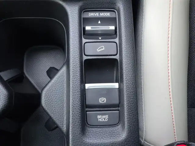 ホンダ ヴェゼル ハイブリッド e:HEV PLaY 千葉県 2021(令3)年 1.7万km プレミアムサンライトホワイトパール ホンダセンシング/・衝突軽減ブレーキ（CMBS）/・車線維持支援システム（LKAS）/・アダプティブクルーズコントロール（ACC）/・後方誤発進抑制機能/・誤発進抑制機能/・ブラインドスポットインフォメーション/サンルーフ/パワーバックドア/ハーフレザーシート/前席シートヒーター/9インチ純正コネクトナビ/地デジTV/【Bluetooth接続】/マルチビューカメラシステム/ドライブレコーダー（前後撮影）/ワイヤレス充電/ステアリングヒーター/ステアリングスイッチ/パドルシフト/ETC（2.0）/LEDヘッドライト/LEDフォグライト/コーナーセンサー/純正18インチアルミホイル/サイド/カーテンエアバッグ/Honda スマートキー