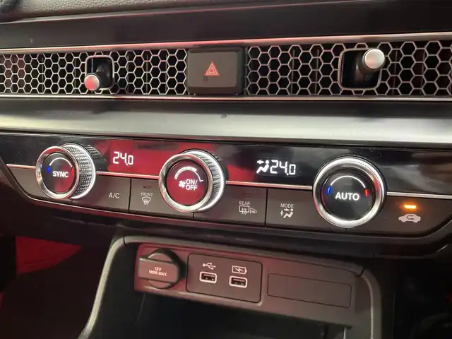 ホンダ シビック タイプR 島根県 2024(令6)年 1.1万km クリスタルブラックパール ワンオーナー /メーカーOPナビ(BT/フルセグ/AppleCarPlay)/ETC2.0/バックカメラ/衝突軽減ブレーキ/路外逸脱抑制機能/ブラインドスポットインフォメーション/踏み間違い衝突軽減システム/LEDヘッドライト/オートライト/無限レッドフロアマット/ホンダ純正ゴムマット積み込み/無限ドアハンドルプロテクター/OPシフトノブ/ディーラーOPパターンプロジェクター(TYPE Rロゴ)/ブラックミラーカバー積み込み/標準シフトノブ積み込み/取扱説明書/保証書/スペアキー×1