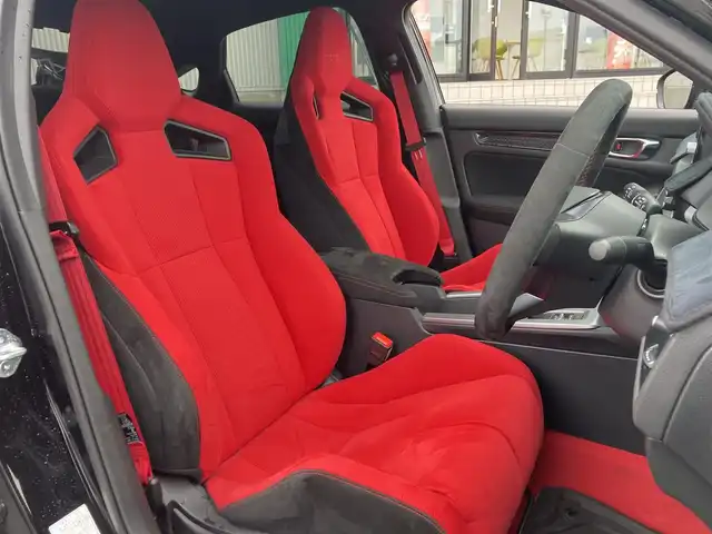 ホンダ シビック タイプR 島根県 2024(令6)年 1.1万km クリスタルブラックパール ワンオーナー /メーカーOPナビ(BT/フルセグ/AppleCarPlay)/ETC2.0/バックカメラ/衝突軽減ブレーキ/路外逸脱抑制機能/ブラインドスポットインフォメーション/踏み間違い衝突軽減システム/LEDヘッドライト/オートライト/無限レッドフロアマット/ホンダ純正ゴムマット積み込み/無限ドアハンドルプロテクター/OPシフトノブ/ディーラーOPパターンプロジェクター(TYPE Rロゴ)/ブラックミラーカバー積み込み/標準シフトノブ積み込み/取扱説明書/保証書/スペアキー×1
