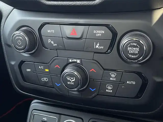 クライスラー・ジープ ジープ レネゲード リミテッド 三重県 2022(令4)年 3.9万km ガンＭ ワンオーナー/ＢＦグッドリッチ　/純正ナビ　/バックカメラ/カープレイ　/黒革シート　/ＥＴＣ　　/前後ドライブレコーダー　/パワーシート　/シートヒーター　/クルーズコントロール　/ＬＥＤヘッドライト　/ＭＬＴ１６インチアルミ