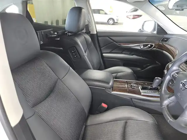 日産 フーガ 250GT 長崎県 2020(令2)年 7.7万km ブリリアントホワイトパール 〇純正８インチナビ/〇フルセグTV/〇バックカメラ/〇アラウンドビューモニター/〇ビルトインETC/〇ドライブレコーダー/〇後席モニター/〇インテリジェントクルーズコントロール/〇コーナーセンサー/〇運転支援システム/〇SRSエアバッグ/〇オートライト/〇LEDヘッドライト/〇LEDフロントフォグランプ/〇オートライト/〇革巻きステアリングホイール/〇フォレストエアコン/〇ブラックネオソフィール/ジャガード織物コンビシート/〇パワーシート/パワーオットマン/〇純正18インチアルミホイール/〇インテリジェントキー/〇禁煙車