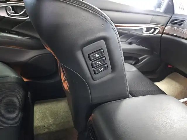 日産 フーガ 250GT 長崎県 2020(令2)年 7.7万km ブリリアントホワイトパール 〇純正８インチナビ/〇フルセグTV/〇バックカメラ/〇アラウンドビューモニター/〇ビルトインETC/〇ドライブレコーダー/〇後席モニター/〇インテリジェントクルーズコントロール/〇コーナーセンサー/〇運転支援システム/〇SRSエアバッグ/〇オートライト/〇LEDヘッドライト/〇LEDフロントフォグランプ/〇オートライト/〇革巻きステアリングホイール/〇フォレストエアコン/〇ブラックネオソフィール/ジャガード織物コンビシート/〇パワーシート/パワーオットマン/〇純正18インチアルミホイール/〇インテリジェントキー/〇禁煙車