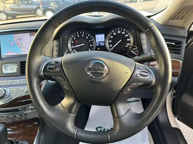 日産 フーガ 250GT 長崎県 2020(令2)年 7.7万km ブリリアントホワイトパール 〇純正８インチナビ/〇フルセグTV/〇バックカメラ/〇アラウンドビューモニター/〇ビルトインETC/〇ドライブレコーダー/〇後席モニター/〇インテリジェントクルーズコントロール/〇コーナーセンサー/〇運転支援システム/〇SRSエアバッグ/〇オートライト/〇LEDヘッドライト/〇LEDフロントフォグランプ/〇オートライト/〇革巻きステアリングホイール/〇フォレストエアコン/〇ブラックネオソフィール/ジャガード織物コンビシート/〇パワーシート/パワーオットマン/〇純正18インチアルミホイール/〇インテリジェントキー/〇禁煙車