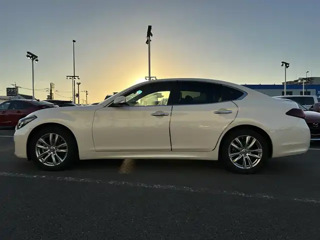 日産 フーガ 250GT 長崎県 2020(令2)年 7.7万km ブリリアントホワイトパール 〇純正８インチナビ/〇フルセグTV/〇バックカメラ/〇アラウンドビューモニター/〇ビルトインETC/〇ドライブレコーダー/〇後席モニター/〇インテリジェントクルーズコントロール/〇コーナーセンサー/〇運転支援システム/〇SRSエアバッグ/〇オートライト/〇LEDヘッドライト/〇LEDフロントフォグランプ/〇オートライト/〇革巻きステアリングホイール/〇フォレストエアコン/〇ブラックネオソフィール/ジャガード織物コンビシート/〇パワーシート/パワーオットマン/〇純正18インチアルミホイール/〇インテリジェントキー/〇禁煙車
