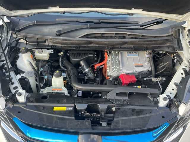 日産 セレナ e－パワー ハイウェイスター V 茨城県 2018(平30)年 8.7万km ブリリアントホワイトパール 2トーン 純正ナビ7インチワイド/（AM/FM/CD/DVD）/フルセグTV/アラウンドビューモニター/フリップダウンモニター/ETC/両側パワースライド/黒革調シートカバー