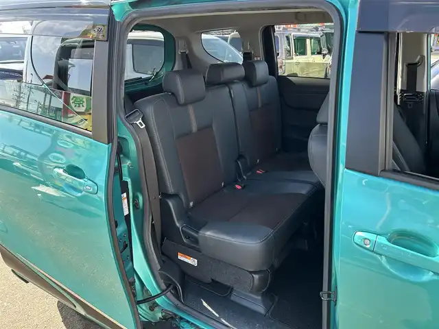 トヨタ シエンタ ハイブリッド G クエロ 宮城県 2020(令2)年 5.7万km ブラックマイカ/ラディアントグリーンメタリック 2トーン パノラミックビュー対応ナビレディパッケージ/・パノラミックビューモニター/・ステアリングスイッチ/・ドアミラーヒーター/寒冷地仕様/・デアイサー/・リアヒーターダクト/シートヒーター/ステアリングヒーター/16インチアルミホイール/＝＝＝/TRDエアロ/　（フロント・サイド・リア・アンダー）/ToyotaSafetySense/・プリクラッシュセーフティ/・レーンディパーチャーアラート/・オートマチックハイビーム/先行車発進告知機能/インテリジェントクリアランスソナー/ALPINEナビ/　【CD/DVD/SD/BT/iPod/USB/AM/FM】/ALPINEフリップダウンモニター/両側パワースライドドア/ハーフレザーシート/１００V充電/クルーズコントロール/ビルトインETC/社外前後ドライブレコーダー/LEDヘッドライト/LEDフォグライト/スマートキー/プッシュスタート/純正16インチアルミホイール/純正フロアマット/ダブルエアバッグ