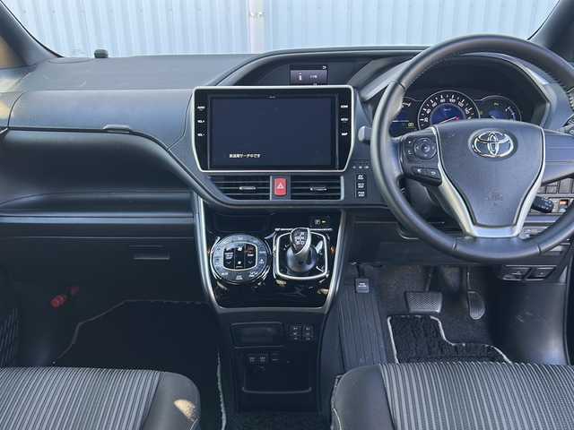 トヨタ ヴォクシー ハイブリッド ZS 煌Ⅱ 愛媛県 2020(令2)年 7.1万km ブラック 純正ナビ/Bluetooth/CD/DVD/USB/フルセグ/両側パワースライドドア/バックカメラ/ETC/クルーズコントロール/前席シートヒーター/純正フロアマット/純正16インチAW/アイドリングストップ/コーナーセンサー/オートライト/LEDヘッドライト/フォグランプ/保証書/取扱説明書