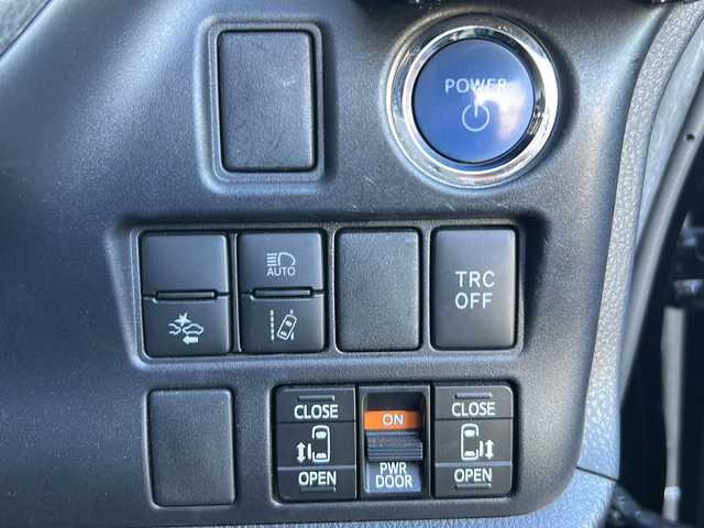 トヨタ ヴォクシー ハイブリッド ZS 煌Ⅱ 愛媛県 2020(令2)年 7.1万km ブラック 純正ナビ/Bluetooth/CD/DVD/USB/フルセグ/両側パワースライドドア/バックカメラ/ETC/クルーズコントロール/前席シートヒーター/純正フロアマット/純正16インチAW/アイドリングストップ/コーナーセンサー/オートライト/LEDヘッドライト/フォグランプ/保証書/取扱説明書