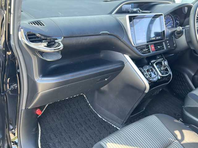 トヨタ ヴォクシー ハイブリッド ZS 煌Ⅱ 愛媛県 2020(令2)年 7.1万km ブラック 純正ナビ/Bluetooth/CD/DVD/USB/フルセグ/両側パワースライドドア/バックカメラ/ETC/クルーズコントロール/前席シートヒーター/純正フロアマット/純正16インチAW/アイドリングストップ/コーナーセンサー/オートライト/LEDヘッドライト/フォグランプ/保証書/取扱説明書