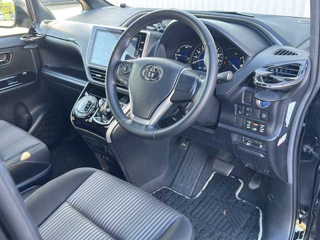 トヨタ ヴォクシー ハイブリッド ZS 煌Ⅱ 愛媛県 2020(令2)年 7.1万km ブラック 純正ナビ/Bluetooth/CD/DVD/USB/フルセグ/両側パワースライドドア/バックカメラ/ETC/クルーズコントロール/前席シートヒーター/純正フロアマット/純正16インチAW/アイドリングストップ/コーナーセンサー/オートライト/LEDヘッドライト/フォグランプ/保証書/取扱説明書