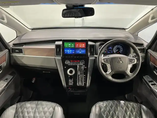 三菱 デリカＤ：５ P 愛知県 2019(平31)年 6.1万km スターリングシルバーM 純正10インチナビ/フリップダウンモニター/純正両側サイドステップ/キルティングレザーシート/衝突軽減ブレーキ/両側電動スライドドア/アラウンドビューモニター/レーダークルーズコントロール/100V電源/シートヒーター/LEDヘッドライト/ETC/ブラインドスポットモニター/パワーシート/電動リアゲート/フルセグTV/Bluetooth/レーンキープアシスト/オートハイビーム/プッシュスタート/USB接続/スマートキー/CD/DVD再生/アイドリングストップ/ミュージックサーバー/ミュージックプレイヤー接続/純正アルミホイール/オートライト/ディーゼル/ターボ/4WD/トランスファースイッチ/パドルシフト/ウィンカーミラー/電動格納ミラー/ドアバイザー/ISOFIX/ステアリングリモコン/横滑り防止装置/電動パーキングブレーキ/オートブレーキホールド