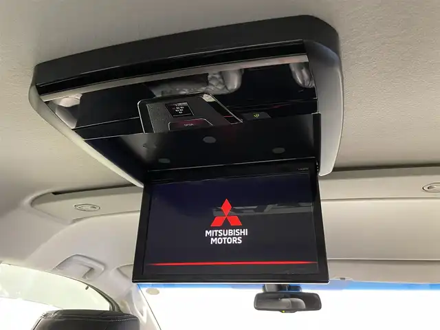 三菱 デリカＤ：５ P 愛知県 2019(平31)年 6.1万km スターリングシルバーM 純正10インチナビ/フリップダウンモニター/純正両側サイドステップ/キルティングレザーシート/衝突軽減ブレーキ/両側電動スライドドア/アラウンドビューモニター/レーダークルーズコントロール/100V電源/シートヒーター/LEDヘッドライト/ETC/ブラインドスポットモニター/パワーシート/電動リアゲート/フルセグTV/Bluetooth/レーンキープアシスト/オートハイビーム/プッシュスタート/USB接続/スマートキー/CD/DVD再生/アイドリングストップ/ミュージックサーバー/ミュージックプレイヤー接続/純正アルミホイール/オートライト/ディーゼル/ターボ/4WD/トランスファースイッチ/パドルシフト/ウィンカーミラー/電動格納ミラー/ドアバイザー/ISOFIX/ステアリングリモコン/横滑り防止装置/電動パーキングブレーキ/オートブレーキホールド