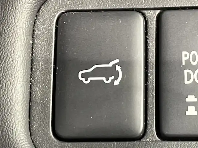 三菱 デリカＤ：５ P 愛知県 2019(平31)年 6.1万km スターリングシルバーM 純正10インチナビ/フリップダウンモニター/純正両側サイドステップ/キルティングレザーシート/衝突軽減ブレーキ/両側電動スライドドア/アラウンドビューモニター/レーダークルーズコントロール/100V電源/シートヒーター/LEDヘッドライト/ETC/ブラインドスポットモニター/パワーシート/電動リアゲート/フルセグTV/Bluetooth/レーンキープアシスト/オートハイビーム/プッシュスタート/USB接続/スマートキー/CD/DVD再生/アイドリングストップ/ミュージックサーバー/ミュージックプレイヤー接続/純正アルミホイール/オートライト/ディーゼル/ターボ/4WD/トランスファースイッチ/パドルシフト/ウィンカーミラー/電動格納ミラー/ドアバイザー/ISOFIX/ステアリングリモコン/横滑り防止装置/電動パーキングブレーキ/オートブレーキホールド