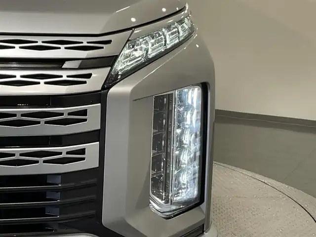 三菱 デリカＤ：５ P 愛知県 2019(平31)年 6.1万km スターリングシルバーM 純正10インチナビ/フリップダウンモニター/純正両側サイドステップ/キルティングレザーシート/衝突軽減ブレーキ/両側電動スライドドア/アラウンドビューモニター/レーダークルーズコントロール/100V電源/シートヒーター/LEDヘッドライト/ETC/ブラインドスポットモニター/パワーシート/電動リアゲート/フルセグTV/Bluetooth/レーンキープアシスト/オートハイビーム/プッシュスタート/USB接続/スマートキー/CD/DVD再生/アイドリングストップ/ミュージックサーバー/ミュージックプレイヤー接続/純正アルミホイール/オートライト/ディーゼル/ターボ/4WD/トランスファースイッチ/パドルシフト/ウィンカーミラー/電動格納ミラー/ドアバイザー/ISOFIX/ステアリングリモコン/横滑り防止装置/電動パーキングブレーキ/オートブレーキホールド