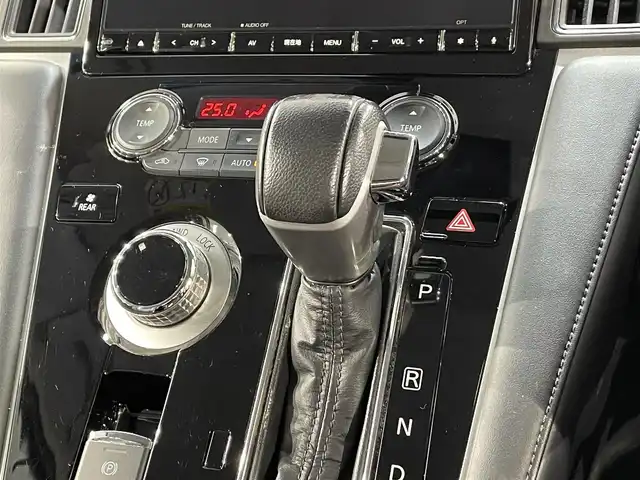 三菱 デリカＤ：５ P 愛知県 2019(平31)年 6.1万km スターリングシルバーM 純正10インチナビ/フリップダウンモニター/純正両側サイドステップ/キルティングレザーシート/衝突軽減ブレーキ/両側電動スライドドア/アラウンドビューモニター/レーダークルーズコントロール/100V電源/シートヒーター/LEDヘッドライト/ETC/ブラインドスポットモニター/パワーシート/電動リアゲート/フルセグTV/Bluetooth/レーンキープアシスト/オートハイビーム/プッシュスタート/USB接続/スマートキー/CD/DVD再生/アイドリングストップ/ミュージックサーバー/ミュージックプレイヤー接続/純正アルミホイール/オートライト/ディーゼル/ターボ/4WD/トランスファースイッチ/パドルシフト/ウィンカーミラー/電動格納ミラー/ドアバイザー/ISOFIX/ステアリングリモコン/横滑り防止装置/電動パーキングブレーキ/オートブレーキホールド