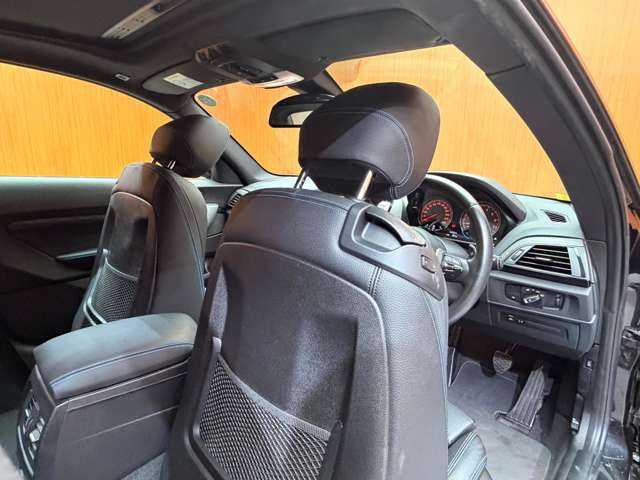 ＢＭＷ Ｍ２ 千葉県 2016(平28)年 3.9万km サファイアブラックP サンルーフ　/黒革シート　/クルーズコントロール　/ナビ　/Ｂカメラ　/Ｂｌｕｅｔｏｏｔｈ接続　/電動シート　/シートヒーター　/ＰＤＣ　/アダプティブＨＩＤライト　/インテリジェントセーフティ　/ワンオーナー