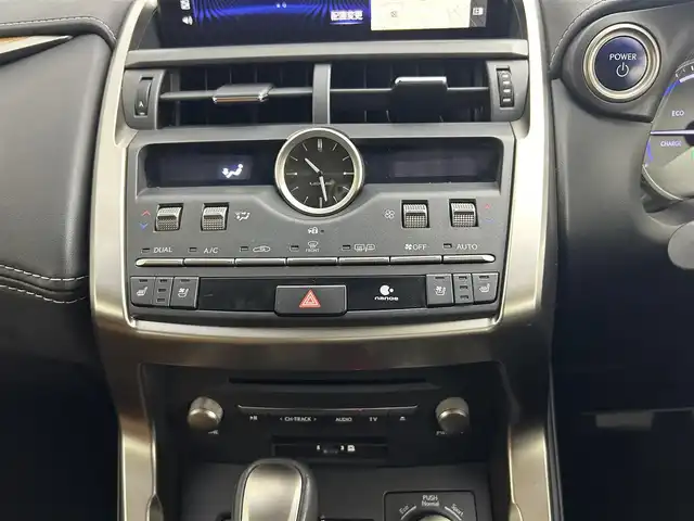 レクサス ＮＸ 300h バージョンL 道央・札幌 2019(平31)年 2.4万km ソニッククォーツ ・４WD/・純正ナビ/　CD/DVD/SD/USB/AUX/BT/フルセグTV/・サイド＆バックカメラ/・ビルトインETC2.0/・ドライブレコーダー前方（DRT-H68A）/・レクサスセーフティ/　PCS/LDA/PKSA/PKSB/・クリアランスソナー/・レーダークルーズコントロール/・オートブレーキホールド/・パドルシフト/・オートマチックハイビーム/・オートライト/・三眼LEDヘッドライト/・フロントフォグランプ/・レザーシート/・D席シートメモリー/・D+N席パワーシート/・D+N席シートヒーター＆ベンチレーション/・ステアリングヒーター/・nanoe付AAC/・パワーバックドア/・リアシート電動格納/・純正フロアマット/・プッシュスタート/・スマートキー/・スペアキー/・カードキー/・取/保