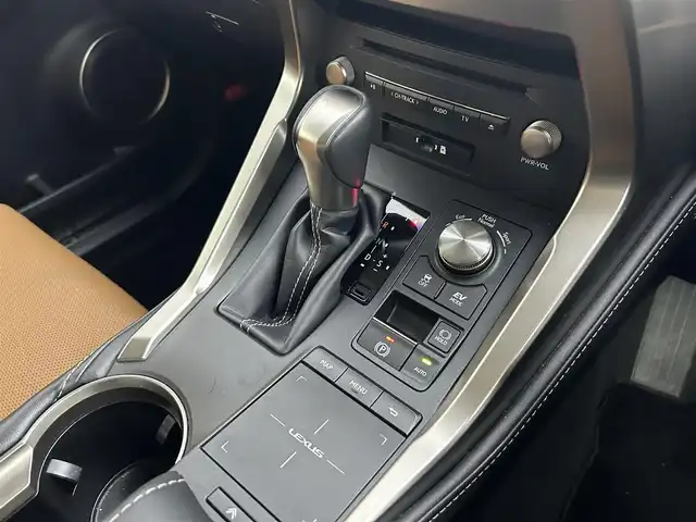 レクサス ＮＸ 300h バージョンL 道央・札幌 2019(平31)年 2.4万km ソニッククォーツ ・４WD/・純正ナビ/　CD/DVD/SD/USB/AUX/BT/フルセグTV/・サイド＆バックカメラ/・ビルトインETC2.0/・ドライブレコーダー前方（DRT-H68A）/・レクサスセーフティ/　PCS/LDA/PKSA/PKSB/・クリアランスソナー/・レーダークルーズコントロール/・オートブレーキホールド/・パドルシフト/・オートマチックハイビーム/・オートライト/・三眼LEDヘッドライト/・フロントフォグランプ/・レザーシート/・D席シートメモリー/・D+N席パワーシート/・D+N席シートヒーター＆ベンチレーション/・ステアリングヒーター/・nanoe付AAC/・パワーバックドア/・リアシート電動格納/・純正フロアマット/・プッシュスタート/・スマートキー/・スペアキー/・カードキー/・取/保