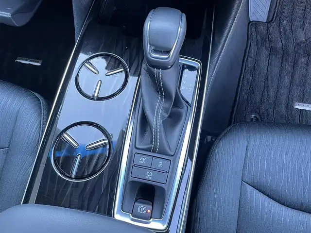 トヨタ クラウン ハイブリッド S Cパッケージ 滋賀県 2019(平31)年 2.1万km プレシャスガレナ 純正ナビ/【Bluetooth/フルセグTV/CD/DVD】/パノラミックビューモニター/パーキングアシスト/パーキングサポートブレーキ/ヘッドアップディスプレイ/ETC2.0/前後ドラレコ/トヨタセーフティセンス/・プリクラッシュセーフティ/・レーントレーシングアシスト/・レーダークルーズコントロール/・オートマチックハイビーム/・ロードサインアシスト/・先行車発進告知機能/ブラインドスポットモニター/リアクロストラフィックオートブレーキ/リアクロストラフィックアラート/パワーシート/シートヒーター/ステアリングヒーター/LEDヘッドライト/パドルシフト/純正アルミ積込（サマータイヤ付き）