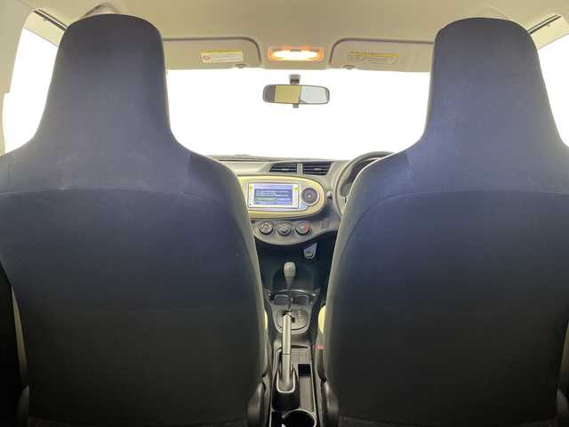 トヨタ ヴィッツ F 群馬県 2011(平23)年 0.5万km ジンバックメタリック 純正ナビ　ワンセグＴＶ／ＣＤ／ＳＤ／ＡＵＸ　エアコン　フロアマット　ハロゲンヘッドライト　横滑り防止装置　リモコンキー　電動格納ミラー　ヘッドライトレベライザー　パワーウィンドウ　ハロゲンライト　禁煙