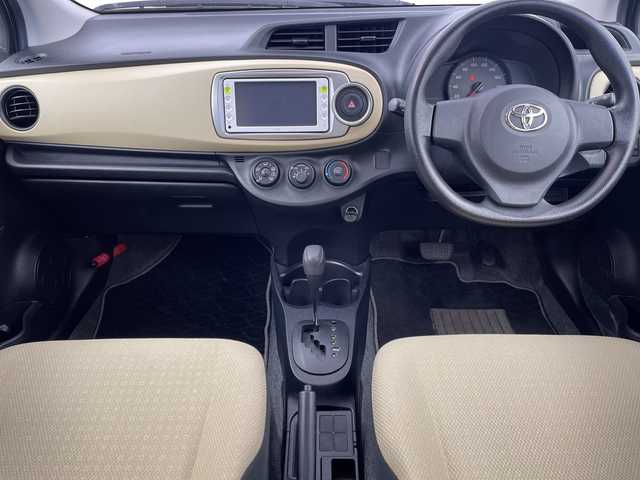 トヨタ ヴィッツ F 群馬県 2011(平23)年 0.5万km ジンバックメタリック 純正ナビ　ワンセグＴＶ／ＣＤ／ＳＤ／ＡＵＸ　エアコン　フロアマット　ハロゲンヘッドライト　横滑り防止装置　リモコンキー　電動格納ミラー　ヘッドライトレベライザー　パワーウィンドウ　ハロゲンライト　禁煙