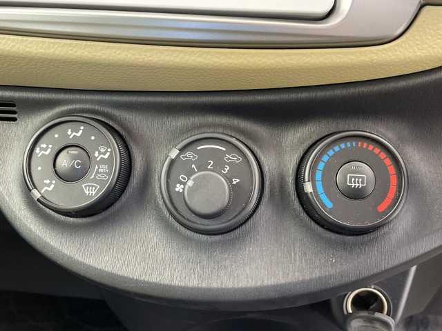 トヨタ ヴィッツ F 群馬県 2011(平23)年 0.5万km ジンバックメタリック 純正ナビ　ワンセグＴＶ／ＣＤ／ＳＤ／ＡＵＸ　エアコン　フロアマット　ハロゲンヘッドライト　横滑り防止装置　リモコンキー　電動格納ミラー　ヘッドライトレベライザー　パワーウィンドウ　ハロゲンライト　禁煙