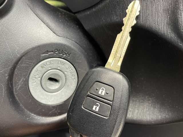 トヨタ ヴィッツ F 群馬県 2011(平23)年 0.5万km ジンバックメタリック 純正ナビ　ワンセグＴＶ／ＣＤ／ＳＤ／ＡＵＸ　エアコン　フロアマット　ハロゲンヘッドライト　横滑り防止装置　リモコンキー　電動格納ミラー　ヘッドライトレベライザー　パワーウィンドウ　ハロゲンライト　禁煙