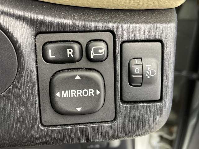 トヨタ ヴィッツ F 群馬県 2011(平23)年 0.5万km ジンバックメタリック 純正ナビ　ワンセグＴＶ／ＣＤ／ＳＤ／ＡＵＸ　エアコン　フロアマット　ハロゲンヘッドライト　横滑り防止装置　リモコンキー　電動格納ミラー　ヘッドライトレベライザー　パワーウィンドウ　ハロゲンライト　禁煙