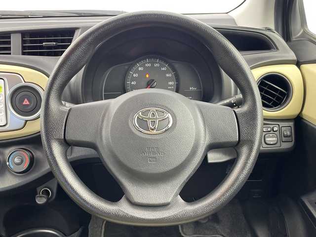 トヨタ ヴィッツ F 群馬県 2011(平23)年 0.5万km ジンバックメタリック 純正ナビ　ワンセグＴＶ／ＣＤ／ＳＤ／ＡＵＸ　エアコン　フロアマット　ハロゲンヘッドライト　横滑り防止装置　リモコンキー　電動格納ミラー　ヘッドライトレベライザー　パワーウィンドウ　ハロゲンライト　禁煙