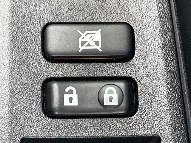 トヨタ ヴィッツ F 群馬県 2011(平23)年 0.5万km ジンバックメタリック 純正ナビ　ワンセグＴＶ／ＣＤ／ＳＤ／ＡＵＸ　エアコン　フロアマット　ハロゲンヘッドライト　横滑り防止装置　リモコンキー　電動格納ミラー　ヘッドライトレベライザー　パワーウィンドウ　ハロゲンライト　禁煙