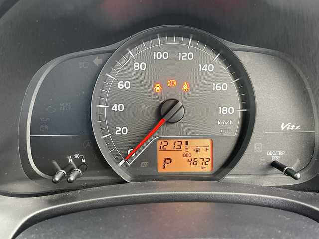 トヨタ ヴィッツ F 群馬県 2011(平23)年 0.5万km ジンバックメタリック 純正ナビ　ワンセグＴＶ／ＣＤ／ＳＤ／ＡＵＸ　エアコン　フロアマット　ハロゲンヘッドライト　横滑り防止装置　リモコンキー　電動格納ミラー　ヘッドライトレベライザー　パワーウィンドウ　ハロゲンライト　禁煙