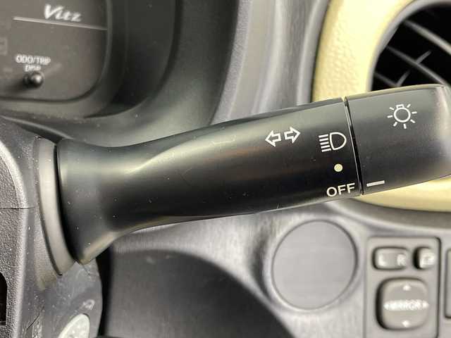 トヨタ ヴィッツ F 群馬県 2011(平23)年 0.5万km ジンバックメタリック 純正ナビ　ワンセグＴＶ／ＣＤ／ＳＤ／ＡＵＸ　エアコン　フロアマット　ハロゲンヘッドライト　横滑り防止装置　リモコンキー　電動格納ミラー　ヘッドライトレベライザー　パワーウィンドウ　ハロゲンライト　禁煙