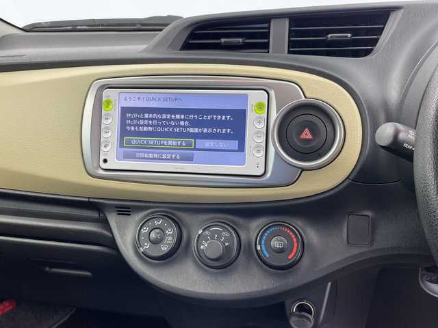 トヨタ ヴィッツ F 群馬県 2011(平23)年 0.5万km ジンバックメタリック 純正ナビ　ワンセグＴＶ／ＣＤ／ＳＤ／ＡＵＸ　エアコン　フロアマット　ハロゲンヘッドライト　横滑り防止装置　リモコンキー　電動格納ミラー　ヘッドライトレベライザー　パワーウィンドウ　ハロゲンライト　禁煙