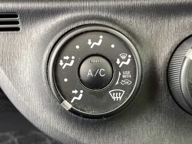 トヨタ ヴィッツ F 群馬県 2011(平23)年 0.5万km ジンバックメタリック 純正ナビ　ワンセグＴＶ／ＣＤ／ＳＤ／ＡＵＸ　エアコン　フロアマット　ハロゲンヘッドライト　横滑り防止装置　リモコンキー　電動格納ミラー　ヘッドライトレベライザー　パワーウィンドウ　ハロゲンライト　禁煙