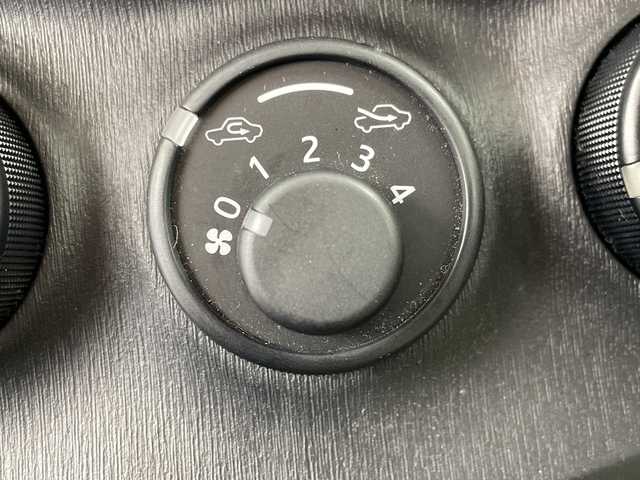 トヨタ ヴィッツ F 群馬県 2011(平23)年 0.5万km ジンバックメタリック 純正ナビ　ワンセグＴＶ／ＣＤ／ＳＤ／ＡＵＸ　エアコン　フロアマット　ハロゲンヘッドライト　横滑り防止装置　リモコンキー　電動格納ミラー　ヘッドライトレベライザー　パワーウィンドウ　ハロゲンライト　禁煙