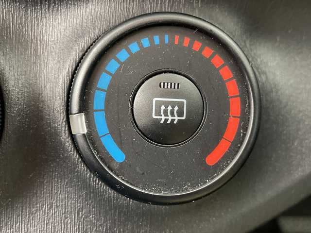 トヨタ ヴィッツ F 群馬県 2011(平23)年 0.5万km ジンバックメタリック 純正ナビ　ワンセグＴＶ／ＣＤ／ＳＤ／ＡＵＸ　エアコン　フロアマット　ハロゲンヘッドライト　横滑り防止装置　リモコンキー　電動格納ミラー　ヘッドライトレベライザー　パワーウィンドウ　ハロゲンライト　禁煙