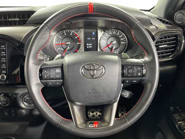 トヨタ ハイラックス 神奈川県 2023(令5)年 3.7万km 白 純正8インチナビ/全周囲カメラ/LEDライト/ETC/追従クルーズコントローラ/スマートキー/スペアキー/純正18インチAW/ターボ/純正フロアマット/ハーフレザーシート/アイドリングストップ/シートリフター/プッシュスタート/フォグランプ/オートライト/ウィンカーミラー/電動格納ミラー/カーテンエアバック/パーキングアシスト/衝突軽減システム/レーンアシスト/盗難防止装置/横滑り防止装置/車線逸脱警報/取扱説明書/保証書