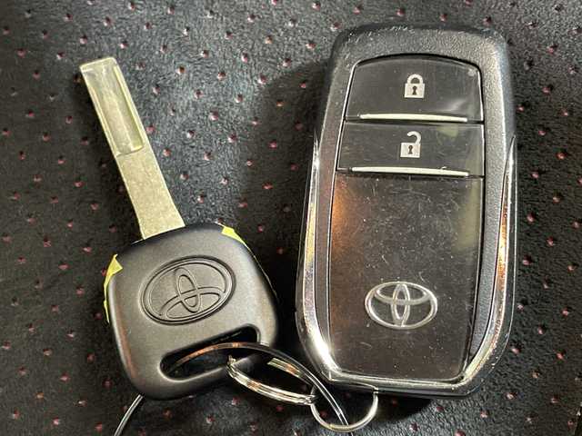 トヨタ ハイラックス 神奈川県 2023(令5)年 3.7万km 白 純正8インチナビ/全周囲カメラ/LEDライト/ETC/追従クルーズコントローラ/スマートキー/スペアキー/純正18インチAW/ターボ/純正フロアマット/ハーフレザーシート/アイドリングストップ/シートリフター/プッシュスタート/フォグランプ/オートライト/ウィンカーミラー/電動格納ミラー/カーテンエアバック/パーキングアシスト/衝突軽減システム/レーンアシスト/盗難防止装置/横滑り防止装置/車線逸脱警報/取扱説明書/保証書