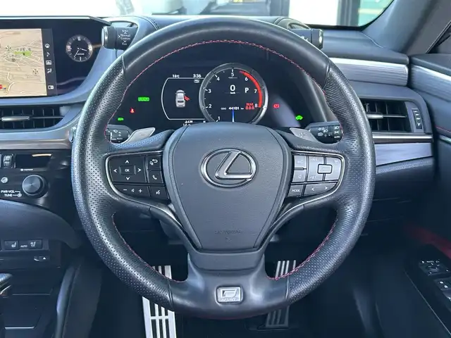 レクサス ＥＳ 300h Fスポーツ 東京都 2020(令2)年 4.5万km ホワイトノーヴァガラスフレーク Lexus Safety System＋/・プリクラッシュセーフティ	/・レーダークルーズコントロール	/・レーントレーシングアシスト			/・オートマチックハイビーム/・ロードサインアシスト			/・ドライバー異常時対応システム 			/プロアクティブドライビングアシス/純正12.4型ナビ/フルセグTV/Bluetooth/三眼LEDヘッドライト/サンルーフ/バックカメラ/本革シート/純正ドライブレコーダー/シートヒーター/ステアリングヒーター/エアシート/前席パワーシート/D席メモリー機能/寒冷地仕様/ETC2.0/コーナーセンサー/19インチ純正アルミホイール/リア電動サンシェード/ブラインドスポットモニター/パドルシフト/トランクスポイラー/インテリジェンスミラー/シーケンシャルターンランプ/ステアリングスイッチ/スマートキー/プッシュスタート