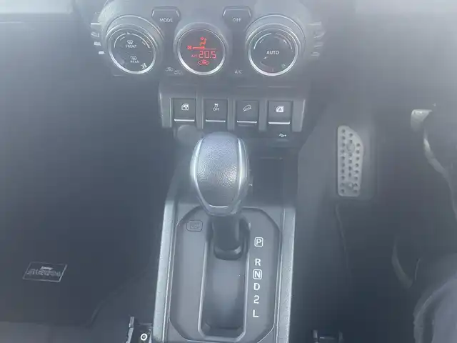 スズキ ジムニー シエラ JL 三重県 2022(令4)年 2.5万km ブリスクブルーM ストラーダメモリナビ/　＊Bluetooth/CD/DVD/フルセグテレビ/バックカメラ/フロントフォグランプ/ブラック電動オート格納ドアミラー/背面タイヤ/195/80R15タイヤ/　＊15インチスチールホイル/SRSエアバック（運転席/助手席/サイド/カーテン）/オートエアコン/プライバシーガラス/バニティーミラー（運転席）/シートヒーター（運転席/助手席）/キーレス/プッシュスタートシステム