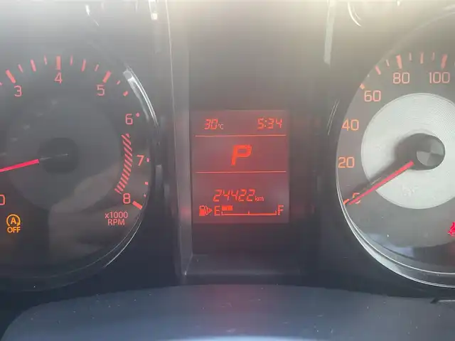 スズキ ジムニー シエラ JL 三重県 2022(令4)年 2.5万km ブリスクブルーM ストラーダメモリナビ/　＊Bluetooth/CD/DVD/フルセグテレビ/バックカメラ/フロントフォグランプ/ブラック電動オート格納ドアミラー/背面タイヤ/195/80R15タイヤ/　＊15インチスチールホイル/SRSエアバック（運転席/助手席/サイド/カーテン）/オートエアコン/プライバシーガラス/バニティーミラー（運転席）/シートヒーター（運転席/助手席）/キーレス/プッシュスタートシステム